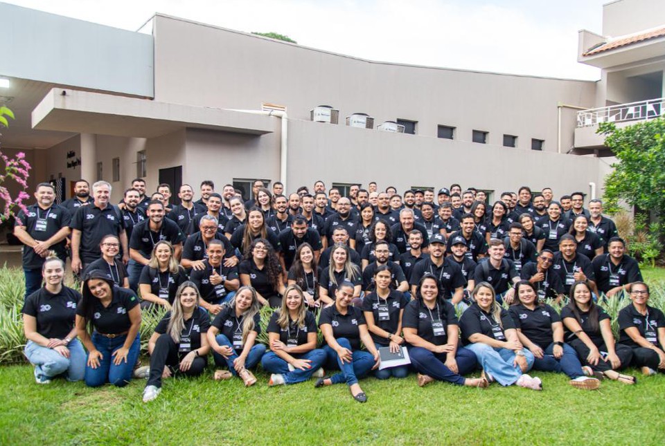 Equipe da S.E. Transportes reunida em frente a uma das unidades