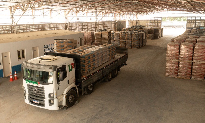 Cimentos e materiais para construção civil, carga transportada pela S.E. Transportes